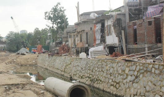 Phần thi công hào thành nằm sát bên cạnh nhà dân.