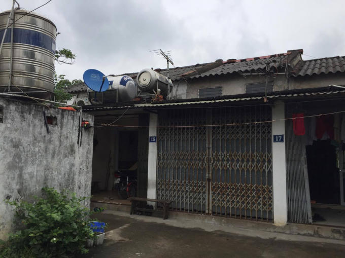 Nhiều hộ dân phải sống trong những căn nhà xập xệ vì không được phép xây, sửa.