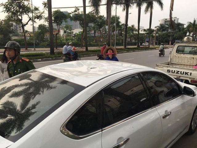 Phần nóc ô tô bị lõm 1 chỗ.