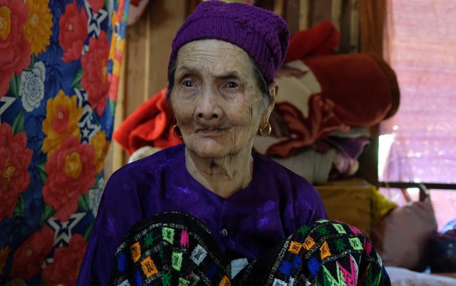 Cụ Ông xúc động khi thấy cán bộ mang hòm phiếu đến nhà.