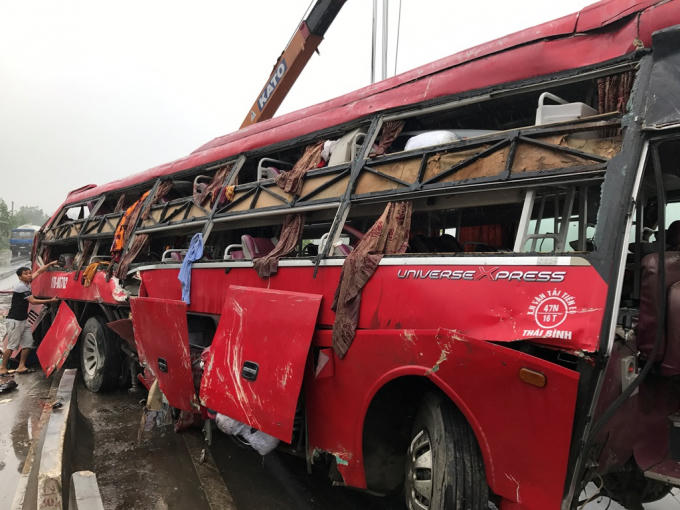 Vụ tai nạn khiến ít nhất 2 người tử vong, 5 người khác bị thương.