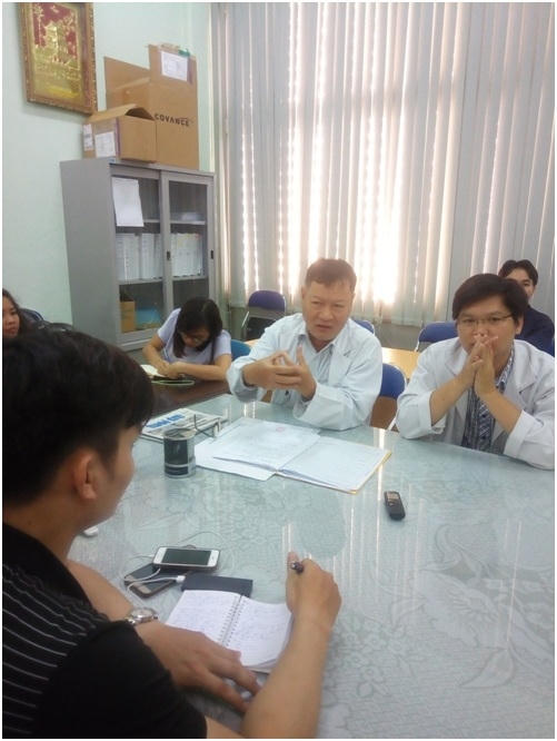 Chia sẽ với báo chí sau thành công ca mổ đặc biệt.