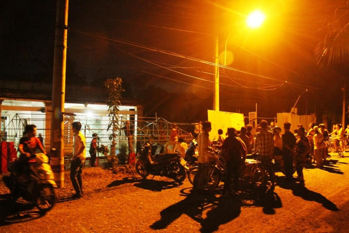 Tới khuya ngày 18/11 công an vẫn đang khám nghiệm hiên trường.