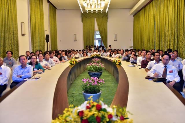 Các doanh nghiệp theo dõi qua cầu truyền hình.