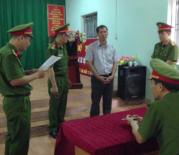 Công an tỉnh Hà Giang đọc quyết định bắt tạm giam ông Vũ Mạnh Hoạch. (ảnh: Báo Hà Giang)