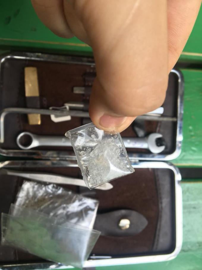 Trong hộp có túi màu trắng nghi là ma túy đá