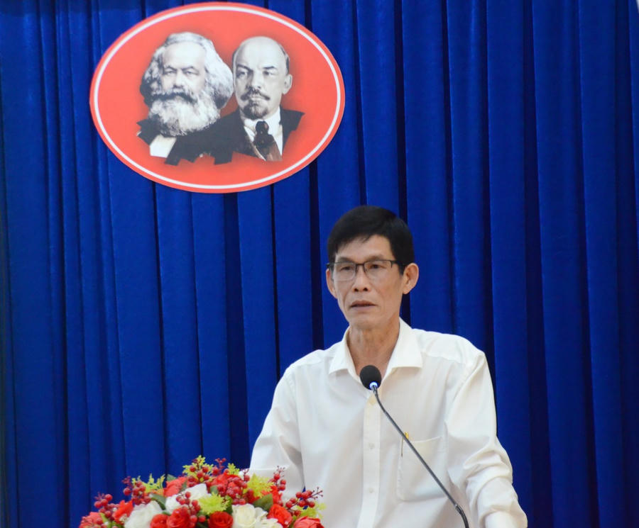 Ông Phạm Quốc Sử - Phó giám đốc Sở Tư pháp Cà Mau, phát biểu tham luận, thảo luận tại Hội nghị.