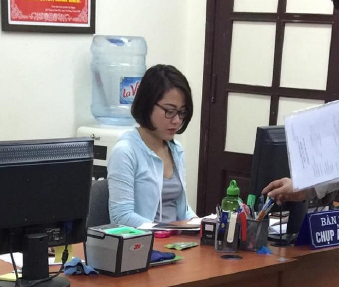 Nữ cán bộ công an quận Hoàn Kiếm bị tố hành dân. Nguồn: Chu Mi/Otofun.