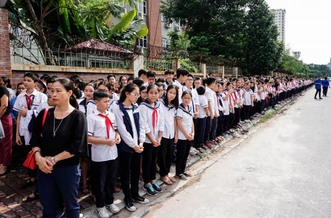Hàng nghìn học sinh xếp hàng dài...