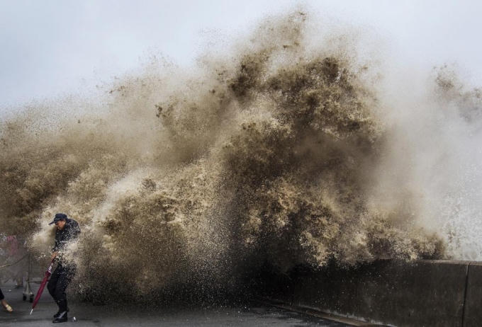 Siêu bão Usagi đổ bộ vào Trung Quốc năm 2013 tạo thành những cơn sóng lớn. (Ảnh: Reuters)