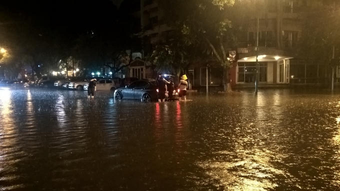Tại đường Lý Thường Kiệt tối ngày 24/5/, chiếc xế hộp sang BMW chìm trong "biển nước" đang nhờ sự hỗ trợ từ xe cứu hộ.