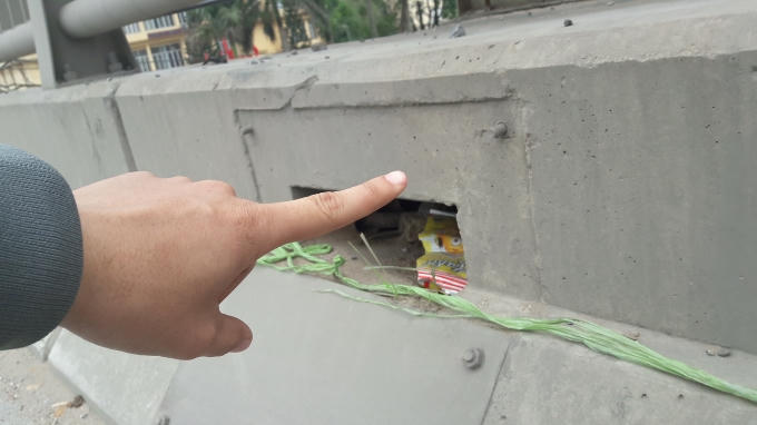 Nhiều tấm kim loại trên thành cầu đã biến mất.