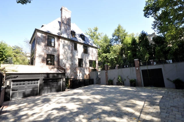 Sân vườn rộng rãi đủ chỗ cho các loại xe của mật vụ Mỹ.