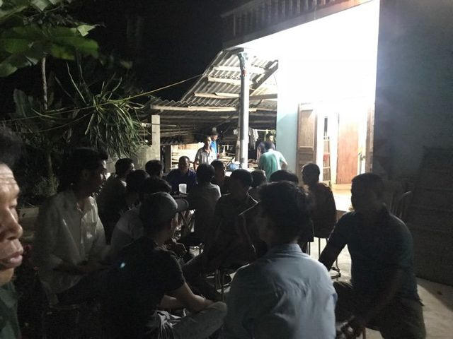 Tại gia đình ông Đặng Văn Xuyên, người thân cùng anh em họ hàng đang chuẩn bị tang lễ, ma chay tối ngày 28/4.