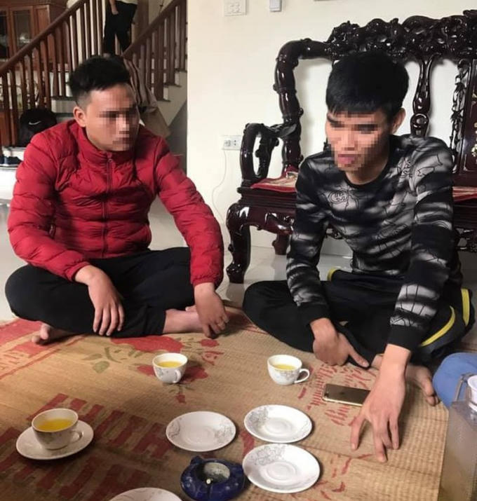 dam-dap-vao-mat-doi-thu-khi-da-bong-dinh-chi-cau-thu-bao-luc-hinh-2