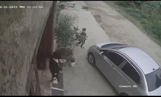 [Clip]: Rùng mình trước khoảnh khắc bé trai bị ô tô cuốn vào gầm