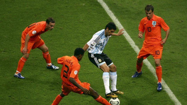 Juan Roman Riquelme là một tài năng hiếm có với kỹ thuật thượng thừa, nhãn quan chiến thuật cực nhạy cùng với khả năng cầm trịch trận đấu rất tốt. Một