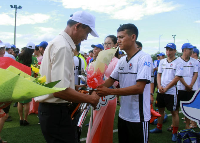 Các vị lãnh đạo tỉnh tặng hoa lưu niệm cho các đội đấu.