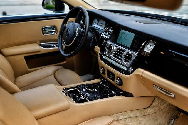 Rao bán xe siêu sang giá 24 tỷ đồng trên vỉa hè