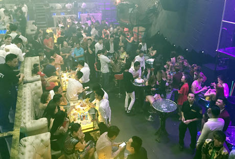 Hàng trăm khách trong bar lúc rạng sáng. Ảnh: Quốc Thắng.