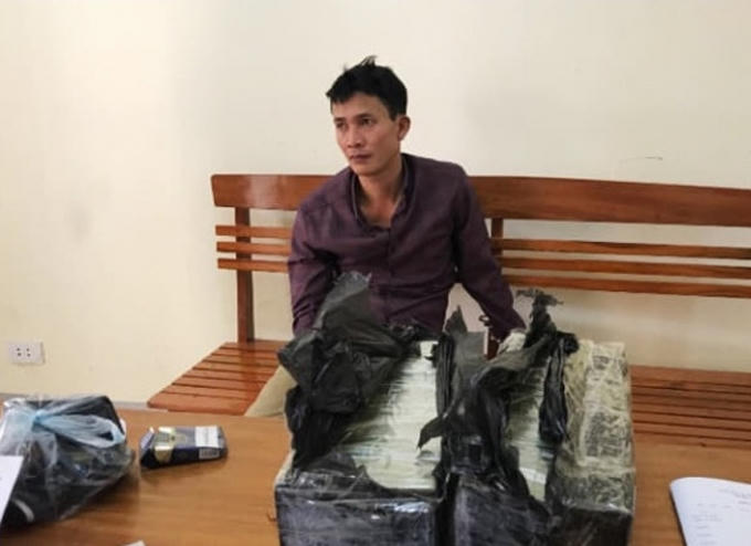 Nguyễn Ngọc Bích cùng tang vật tại cơ quan điều tra.
