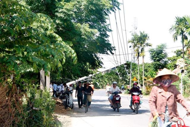 Các phương tiện lưu thông qua đoạn đường này gặp trở ngại.