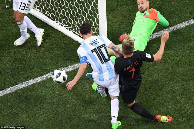 Messi c&oacute; qu&aacute; &iacute;t cơ hội tiếp cận cầu m&ocirc;n Croatia