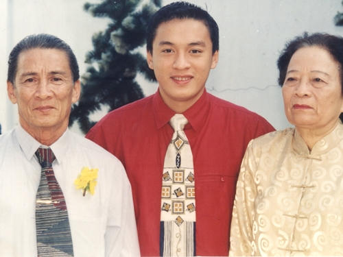 Làm Trường cùng bố mẹ.