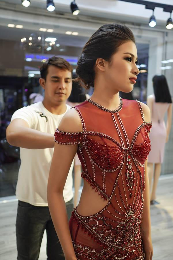 Nguyễn Thị Thành thử trang phục cho sự kiện vào cuối tháng 6.