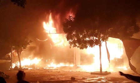 Vụ cháy xảy ra tại chợ Bầu rạng sáng ngày 31/12/2015.