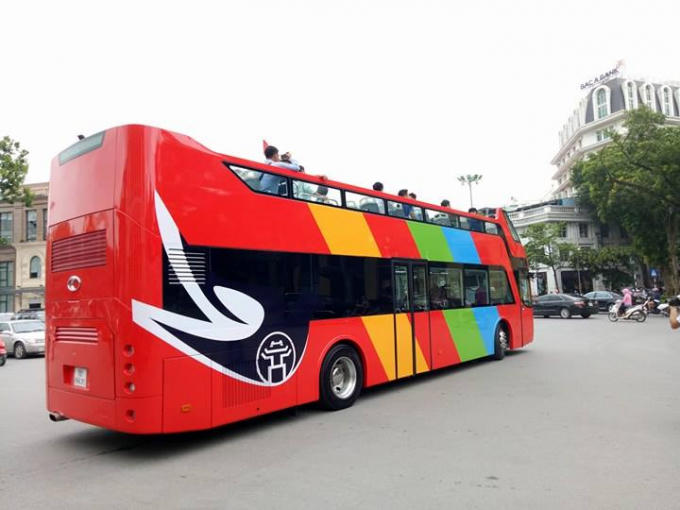 Sáng 30/6, chiếc xe buýt 2 tầng độc đã xuất hiện trước cửa Nhà hát lớn Hà Nội. Chiếc xe buýt được sơn màu chủ đạo đỏ tươi để du khách dễ dàng nhận diện.