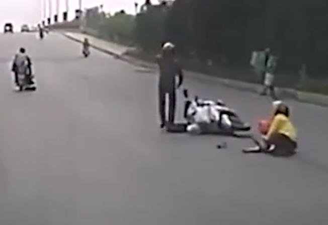 Hình ảnh người mẹ ôm con trong lòng khi bị cướp ngã ra đường