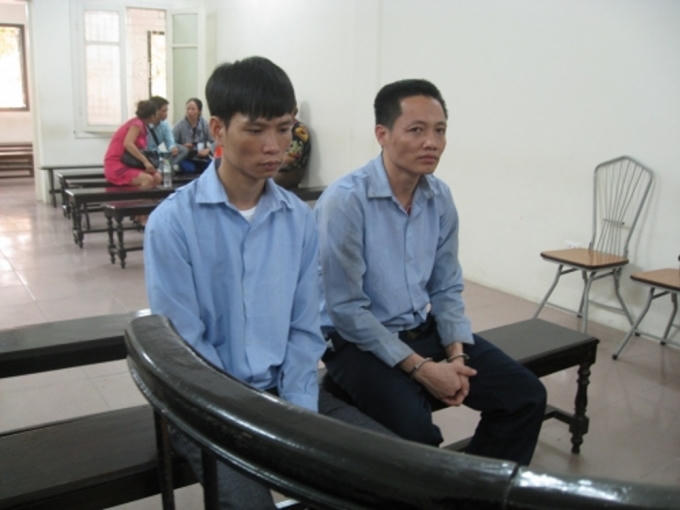 Hai cựu giáo viên "chế" Giấy phép lái xe trước vành móng ngựa.