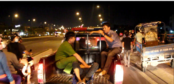 Lao người v&agrave;o đo&agrave;n t&agrave;u hỏa, người đ&agrave;n &ocirc;ng bị hất văng hơn 10m