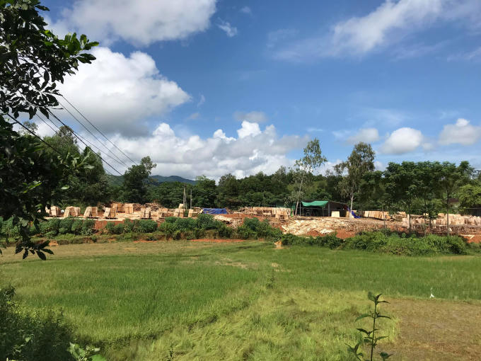 Những xưởng gỗ thuê lại đất của dân để làm nhà xưởng.