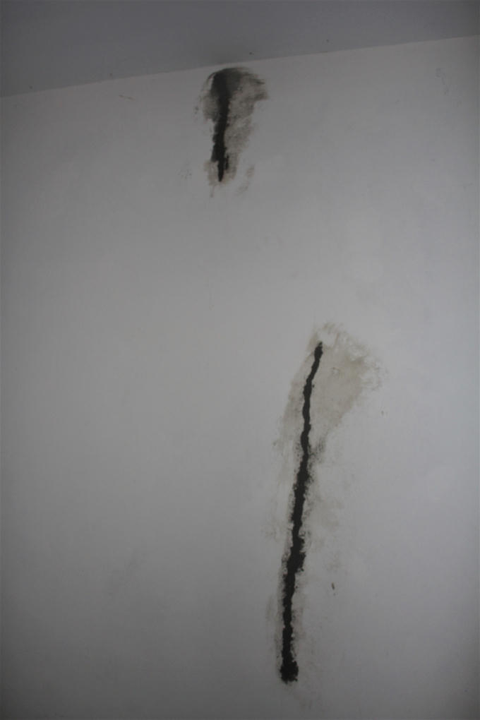 Nhiều gia đình đã tìm cách khắc phục tạm thời bằng cách trát lại tường