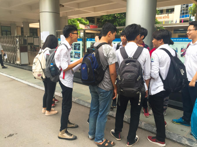 Hôm nay, thời tiết khá mát mẻ, thuận lợi cho các sĩ tử cũng như người nhà.