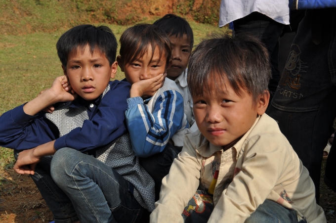 Những đứa trẻ làng Ninh trông ngóng được đi trên cây cầu mới đến trường.
