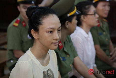 Hoa hậu Phương Nga tại tòa