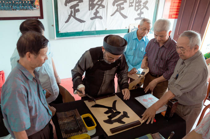 Gặp gỡ Nghệ nh&acirc;n thư ph&aacute;p l&agrave;ng gốm