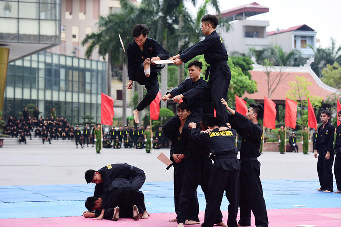 Màn biểu diễn võ thuật cảnh sát đặc nhiệm với các kỹ thuật kẹp cổ trấn áp đối tượng, bay người đạp vỡ mục tiêu.