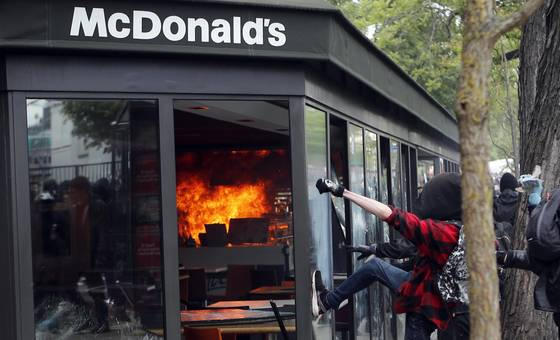 Một cửa hiệu đồ ăn nhanh McDonald và 1 cửa hàng bán xe ô tô bị đập phá, nhiều đồ đạc bị đốt cháy và cảnh sát trở thành mục tiêu bị tấn công…