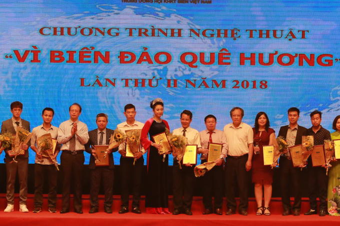Tân Hoa hậu Võ Nhật Phượng sánh đôi cùng Nam vương Huy Hoàng ủng hộ chương trình “Vì biển đảo quê hương”