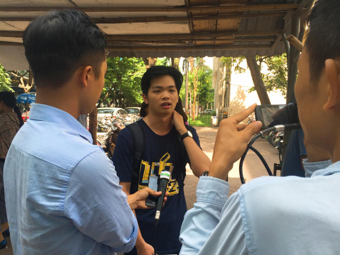 Thí sinh được báo chí hỏi về đề thi.