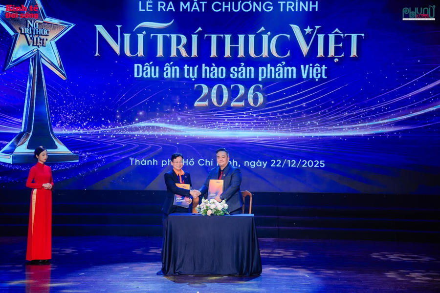 Ông Nguyễn Duy Khương, đại diện đơn vị tổ chức chương trình “Nữ trí thức Việt - Tự hào sản phẩm Việt” 2026, ký hợp đồng nguyên tắc với đại diện Ngân hàng Vikki.