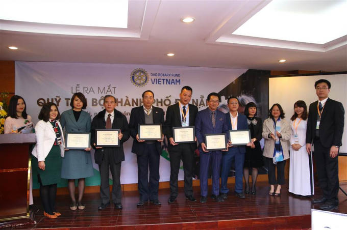 Các thành viên Quỹ nhận bằng khen của Trưởng ban sáng lập.