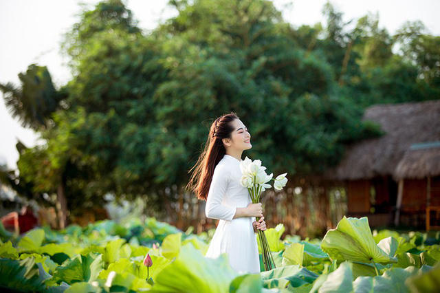 Ngắm thiếu nữ Hải Dương duy&ecirc;n d&aacute;ng b&ecirc;n hồ sen đầu m&ugrave;a