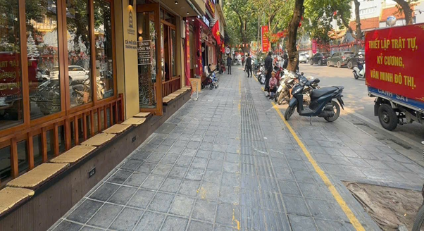 Không còn tình trạng vi phạm sử dụng trái phép vỉa hè để kinh doanh dịch vụ ăn, uống trên phố Lê Đại Hành, phường Hai Bà Trưng