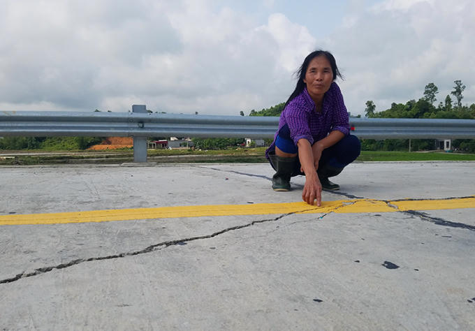 Một số chỗ có vết nứt lớn, đút lọt cả ngón tay. Ảnh: Đức Hùng.