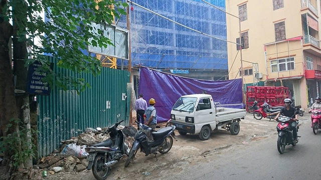 Lực lượng chức năng phường Thịnh Liệt đã có mặt phong tỏa hiện trường. Ảnh Nguyễn Dương - Dân trí
